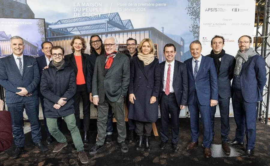 Alain Ducasse von Ducasse Paris mit Gästen bei der Grundsteinlegung der Maison du Peuple in Clichy am 25. Januar 2024