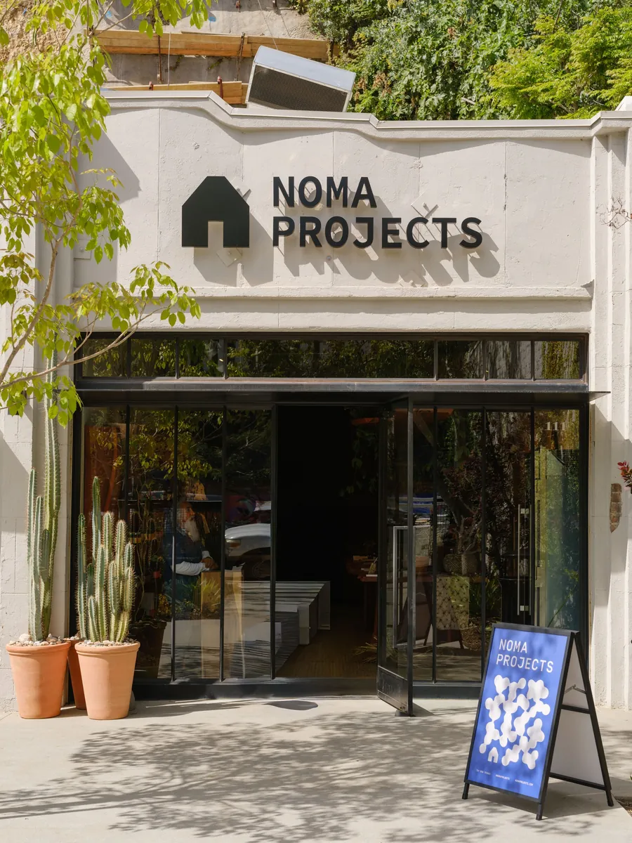 Eingang des Ladens von Noma Projects an der Sunset Row in Silver Lake, Los Angeles, mit Kakteen in Terrakottatöpfen